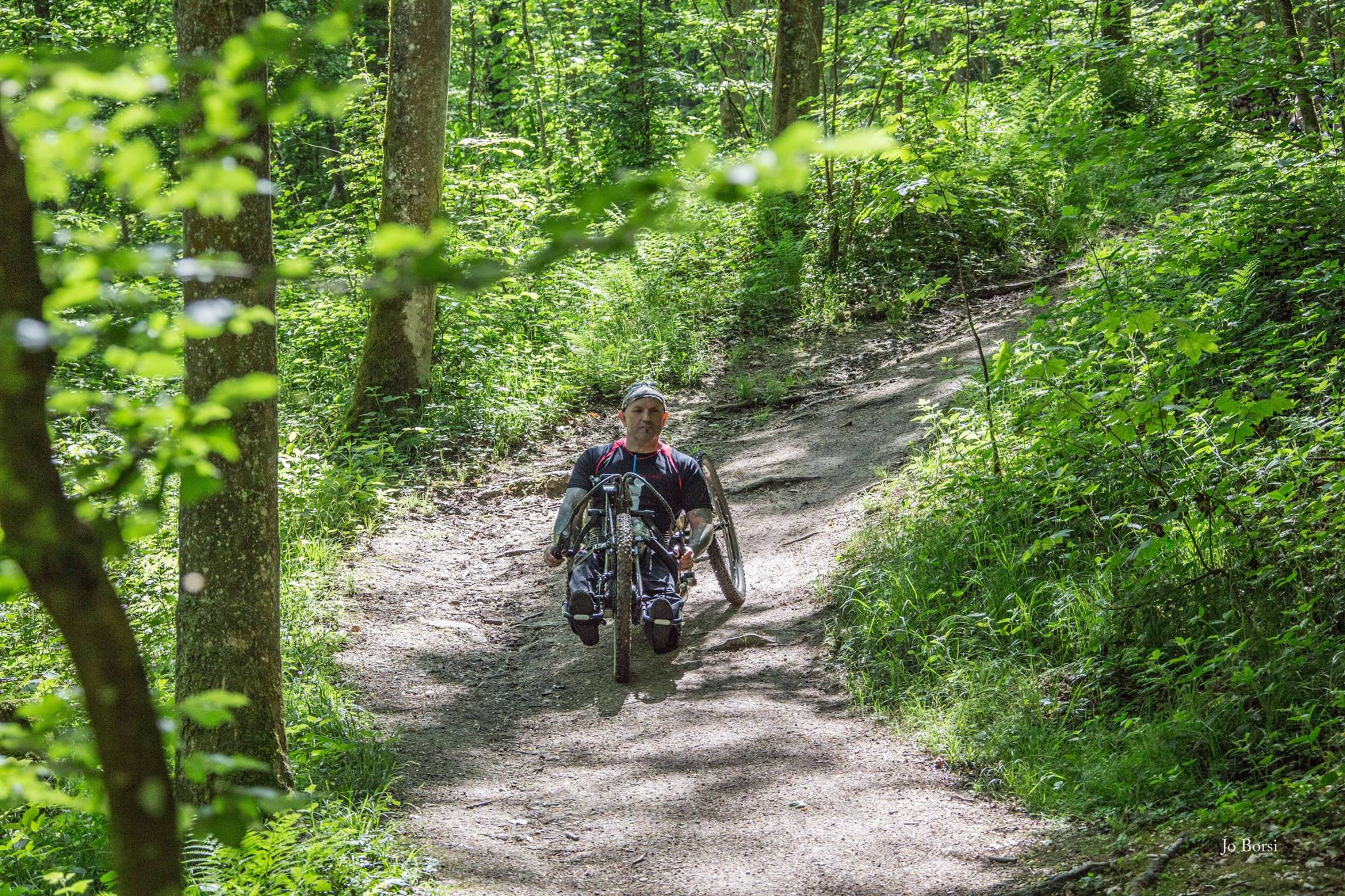 Downhill mountainhandbike in teh forest